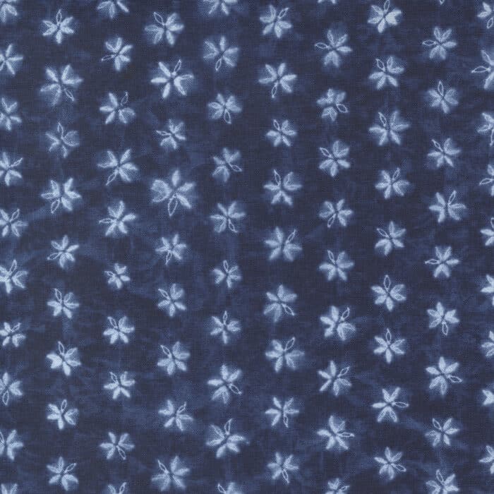 Kawa Sapphire 48088 12 donkerblauwe quiltstof van Debbie Maddy met boro-achtig 'Japans' sterretjes patroon.