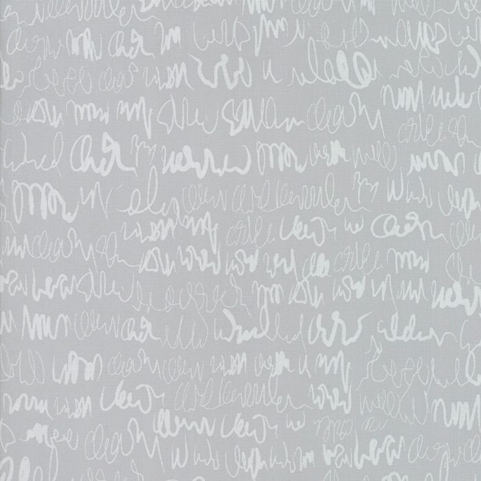 Grijze achtergrond quiltstof met letters/schrift uit de Moda-collectie Modern Background, ontworpen door Zen Chic, online bij quiltkompas