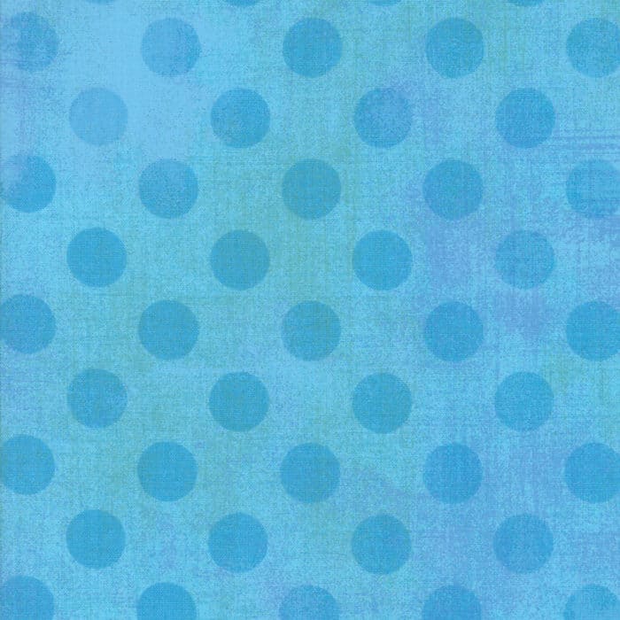 Quiltstof van Basic Grey voor Moda Basic. Midden-blauwe stippen op lichtblauwe ondergrond. Quiltstof, 100% katoen