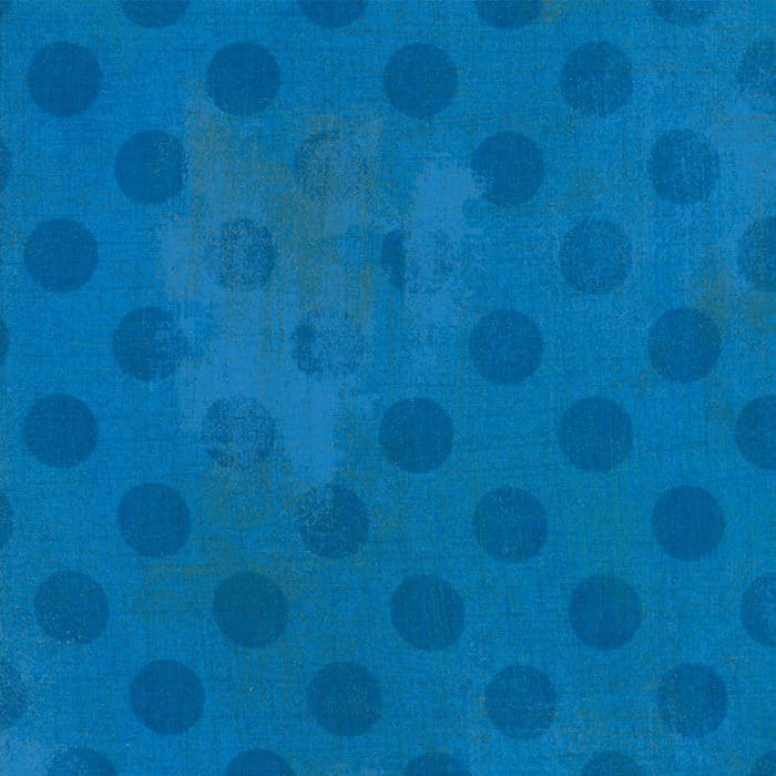 Quilttstof van Basic Grey voor Moda Basic. Donkerblauwe stippen op middenblauwe ondergrond. Quiltstof, 100% katoen