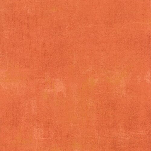 Oranje effen quiltstof velevendigd met lichtere en donkerdere veegjes. Moda, Basic Grey. Quilt stof, 100% katoen