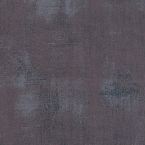 Gris Foncee Grunge 30150 277 Moda Basic Grey. Grijs, verlevendigd met heel licht blauwe en wat donkerder veegjes. Quiltstof, 100% katoen