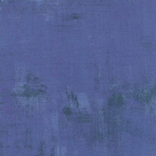 Periwinkle Grunge 30150 293, Moda, Basic Grey. Een blauwe grunge, verlevendigd met wat donkerder veegjes.Quiltstof, 100% katoen, 1.10m breed.
