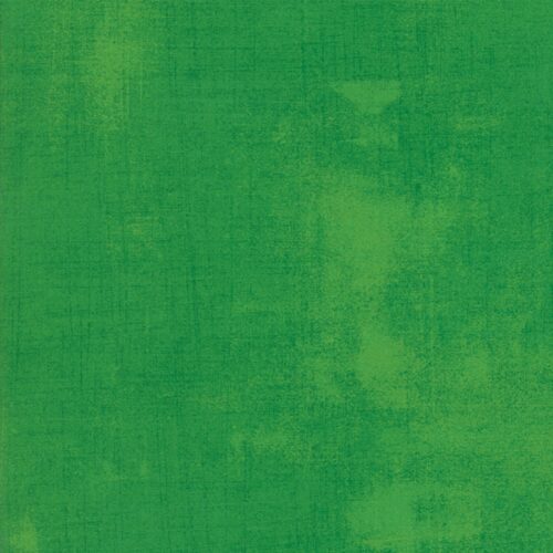 Effen groene quiltstof van Basic grey voor Moda. Een donker groene grunge, verlevendigd met lichtere veegjes. Quiltstof, 100% katoen