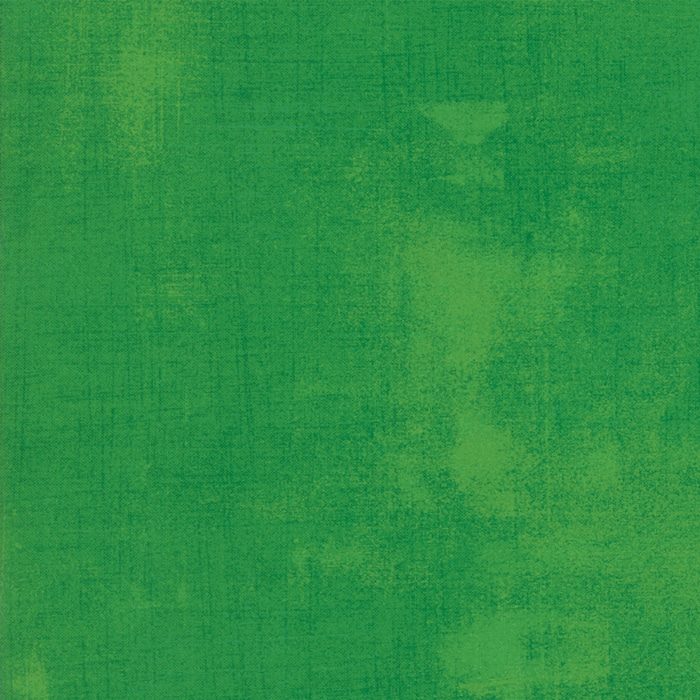 Effen groene quiltstof van Basic grey voor Moda. Een donker groene grunge, verlevendigd met lichtere veegjes. Quiltstof, 100% katoen