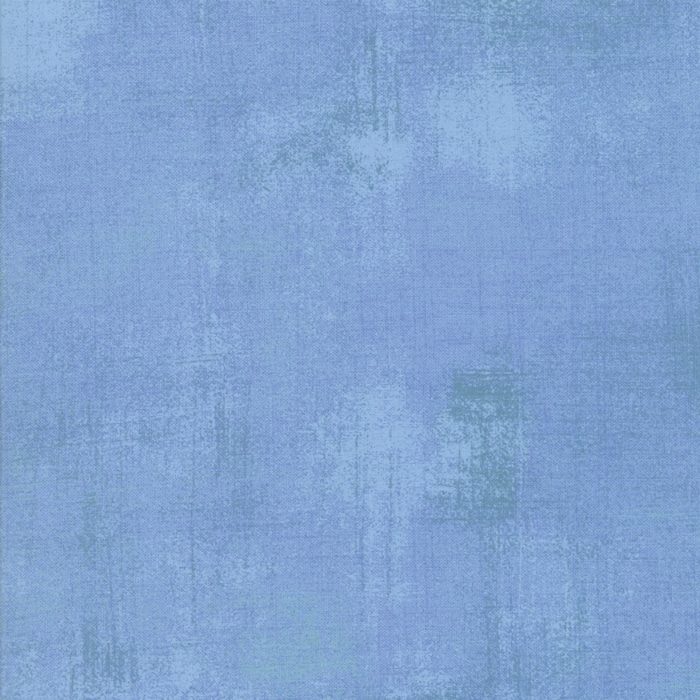 New Powder Blue 30150 347, een ontwerp  van Basic grey voor Moda. Een blauwe grunge, verlevendigd met lichte veegjes. Quiltstof, 100% katoen, 1.10m breed.