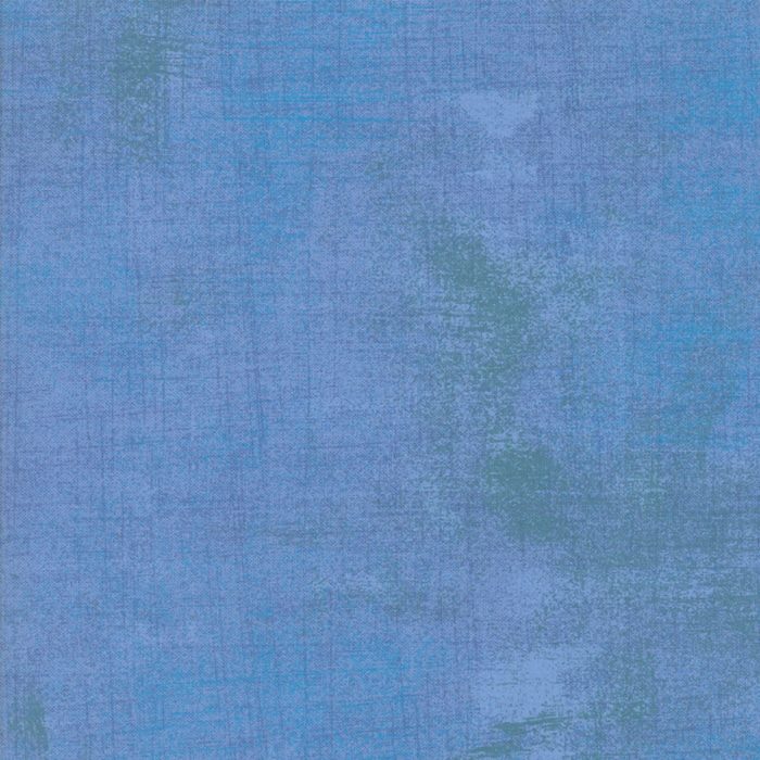 Quiltstof van Basic grey voor Moda. Een blauwe grunge, met groene veegjes. Quiltstof, 100% katoen