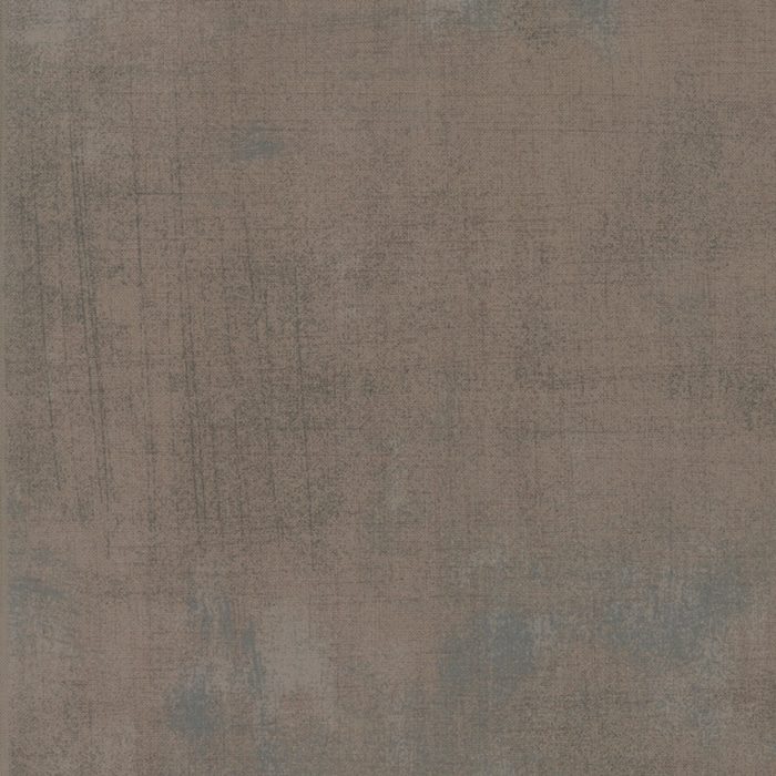 Quiltstof van Basic grey voor Moda. Een taupe-kleurige effen grunge, met donkere veegjes. Quiltstof, 100% katoen