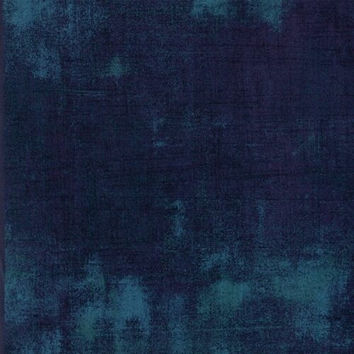 New Blue Steel Grunge Basics 30150 385 Moda. Een heel donkere blauwe grunge, met wat lichte accenten. Quiltstof, 100% katoen, 1.10m breed.