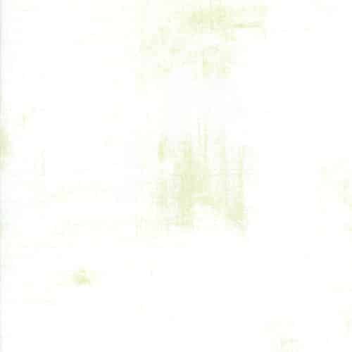 Quiltstof van Moda Basic Grey. Een witte effen quiltstof Grunge met mintkleur, grasgroene vlekken. Quiltstof, 100% katoen