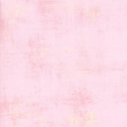 Een lichtroze grunge, verlevendigd met roze en witte veegjes. Quiltstof, 100% katoen