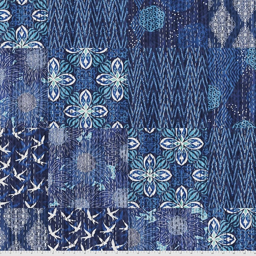Indigo blauwe quiltstof uit de serie Kantha Cloth van ontwerpster Valori Wells. Blauwe quiltstof met - heel bijzonder - erin geregen witte draden. 100% katoen