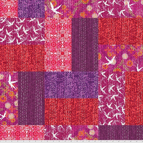 Rood roze quiltstof uit de serie Kantha Cloth van ontwerpster Valori Wells. Blauwe quiltstof met - heel bijzonder - erin geregen witte draden. 100% katoen