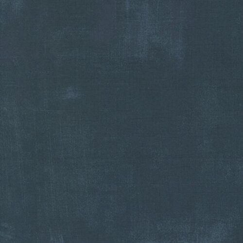 Grunge Admirable 30150 573 Moda, een ontwerp van Basic Grey bij de collectie Decorum. Mooie middentint blauw, met lichte veegjes.