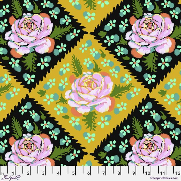 Rose Tile - Butterscotch, collectie Fluent. Kleurrijke roze bloemen op groen geruite achtergrond.