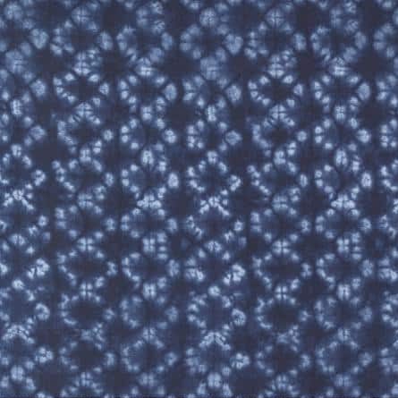 donkerblauwe quiltstof van Debbie Maddy met boro-achtig 'Japans' blokjes patroon. 100% katoen,