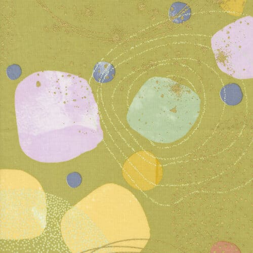 Groene quilt stof  met goud-metallic accenten en grafisch motief van gele en rose paarse vlakken. Uit de Moda-collectie Flirtation, ontworpen door Zen Chic. Quiltstof, 100% katoen
