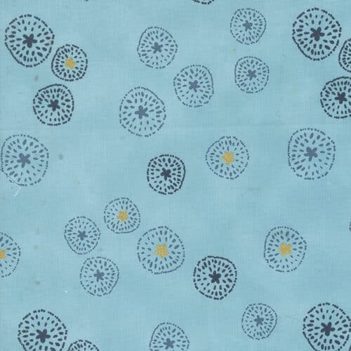 Aqua blauwe quilt stof  met cirkels en goudmetallic accenten uit de Moda-collectie Flirtation, ontworpen door Zen Chic. Quiltstof, 100% katoen
