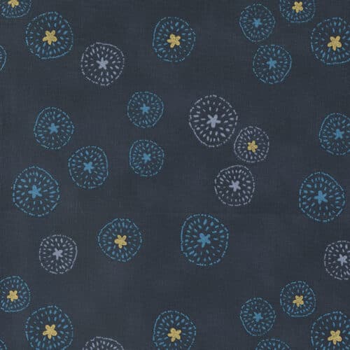 Donkerblauwe quilt stof  met cirkels en goudmetallic accenten uit de Moda-collectie Flirtation, ontworpen door Zen Chic. Quiltstof, 100% katoen, 1.10m breed.