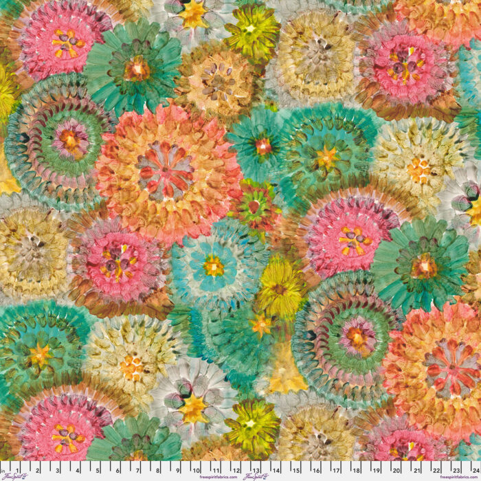 Free Spirit, PWDB038.Multi. Quiltstof met veelkleurige bloemen van ontwerpster Denise Burkitt, 100% katoen