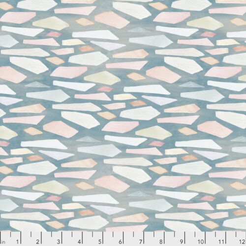 PWSR039.OCEAN Beachglass. Moderne quiltstof van Shell Rummel, in waterverf blauw en wit en roze, uit maritieme collectie Time & Tide.