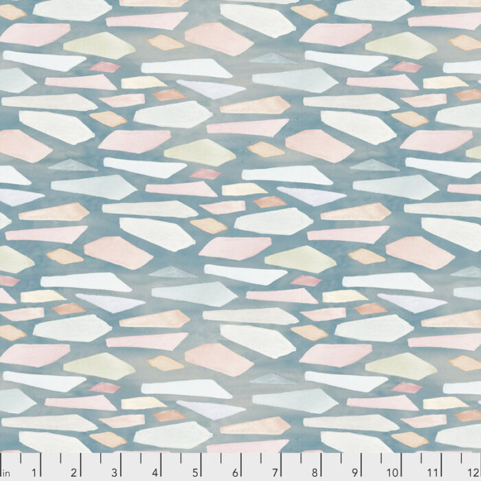 PWSR039.OCEAN Beachglass. Moderne quiltstof van Shell Rummel, in waterverf blauw en wit en roze, uit maritieme collectie Time & Tide.