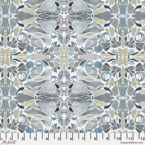 PWSR078.OCEAN Sanibel. Moderne quiltstof van Shell Rummel, in waterverf blauw en grijs, uit maritieme collectie Sea Sisters.