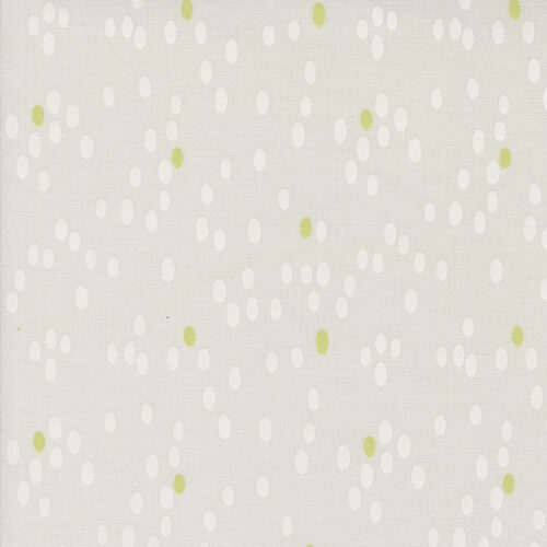 Olive You Dots Fog 1882 11 Grijze quiltstof  met grafisch motief van witte en groene stippen. Uit de Moda-collectie Olive You, ontworpen door Zen Chic. Quiltstof, 100% katoen