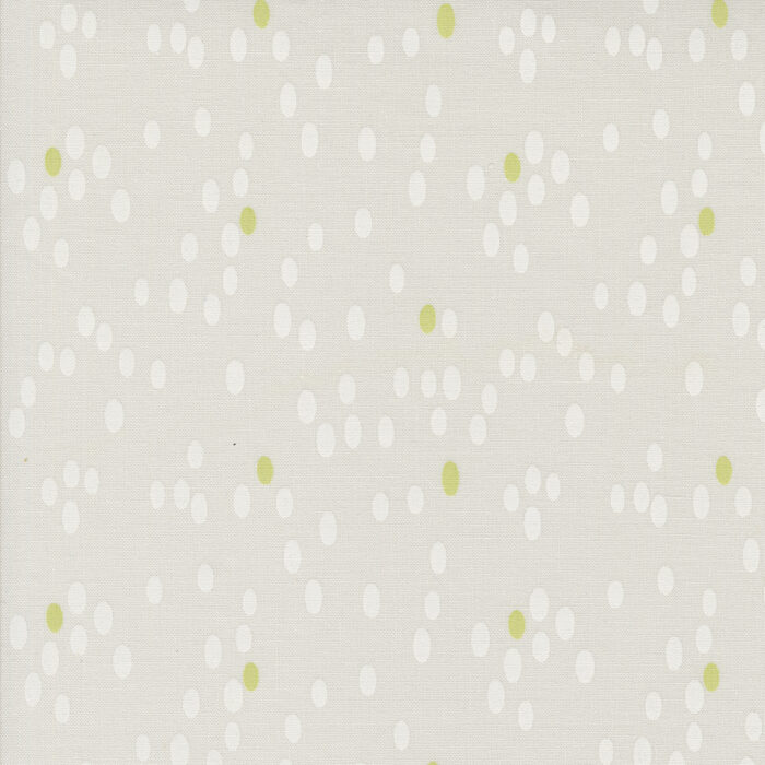 Olive You Dots Fog 1882 11 Grijze quiltstof  met grafisch motief van witte en groene stippen. Uit de Moda-collectie Olive You, ontworpen door Zen Chic. Quiltstof, 100% katoen